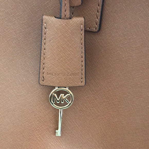 Micheal Kors Large Hamilton Tote - Picture 3 of 4